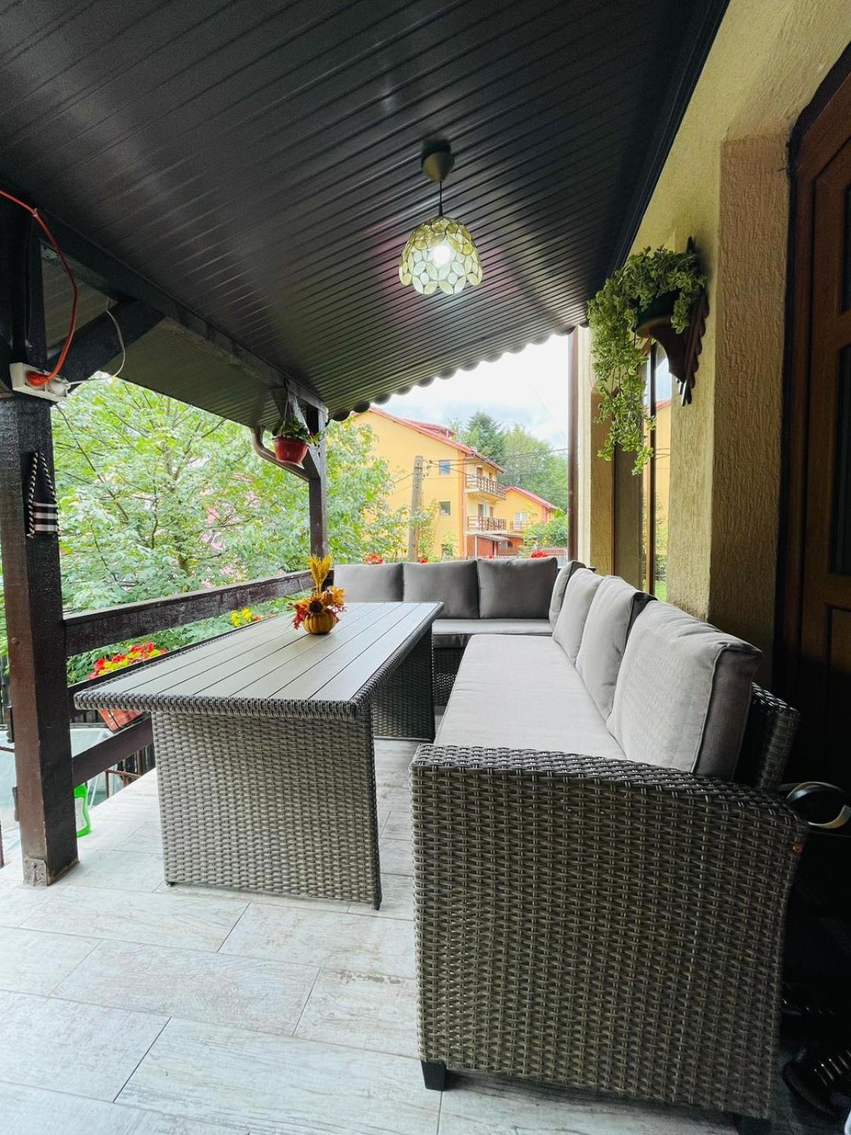 B House Buşteni Εξωτερικό φωτογραφία
